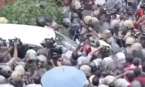 ED अफसरों को बनाया निशाना, हुई पत्थरबाजी ED अफसरों को बनाया निशाना, हुई पत्थरबाजी