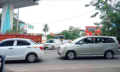 Aluva : ट्रैफिक जाम बना सबसे बड़ी समस्या, लोगों में नाराजगी Aluva : ट्रैफिक जाम बना सबसे बड़ी समस्या, लोगों में नाराजगी