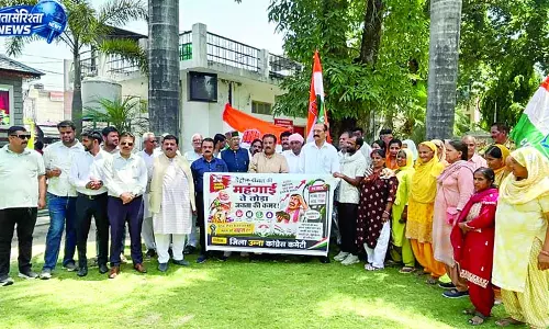 पेट्रोल के रेट बढ़ाने पर कांग्रेस का जोरदार प्रदर्शन