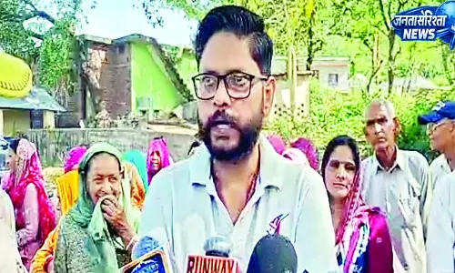 नियांगल का बाड़ा पोलिंग बूथ बदलने पर भडक़े ग्रामीण