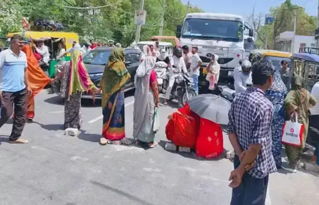 Narnail: पानी की मांग को लेकर लोगों का विरोध प्रदर्शन Narnail: पानी की मांग को लेकर लोगों का विरोध प्रदर्शन