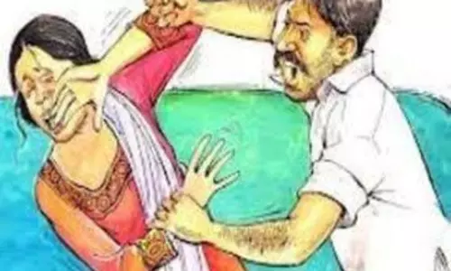 Gurugram: बेटियों के जन्म पर महिला को प्रताड़ित करने का आरोप Gurugram: बेटियों के जन्म पर महिला को प्रताड़ित करने का आरोप