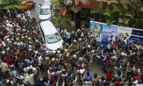 ED छापेमारी के बाद विपक्षी एकजुटता दिखी, DMK और AAP ने CPI(M) का समर्थन किया ED छापेमारी के बाद विपक्षी एकजुटता दिखी, DMK और AAP ने CPI(M) का समर्थन किया