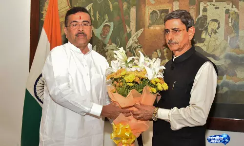 पश्चिम बंगाल के CM सुवेंदु अधिकारी ने लोक भवन में राज्य के राज्यपाल आर.एन. रवि से की मुलाकात पश्चिम बंगाल के CM सुवेंदु अधिकारी ने लोक भवन में राज्य के राज्यपाल आर.एन. रवि से की मुलाकात