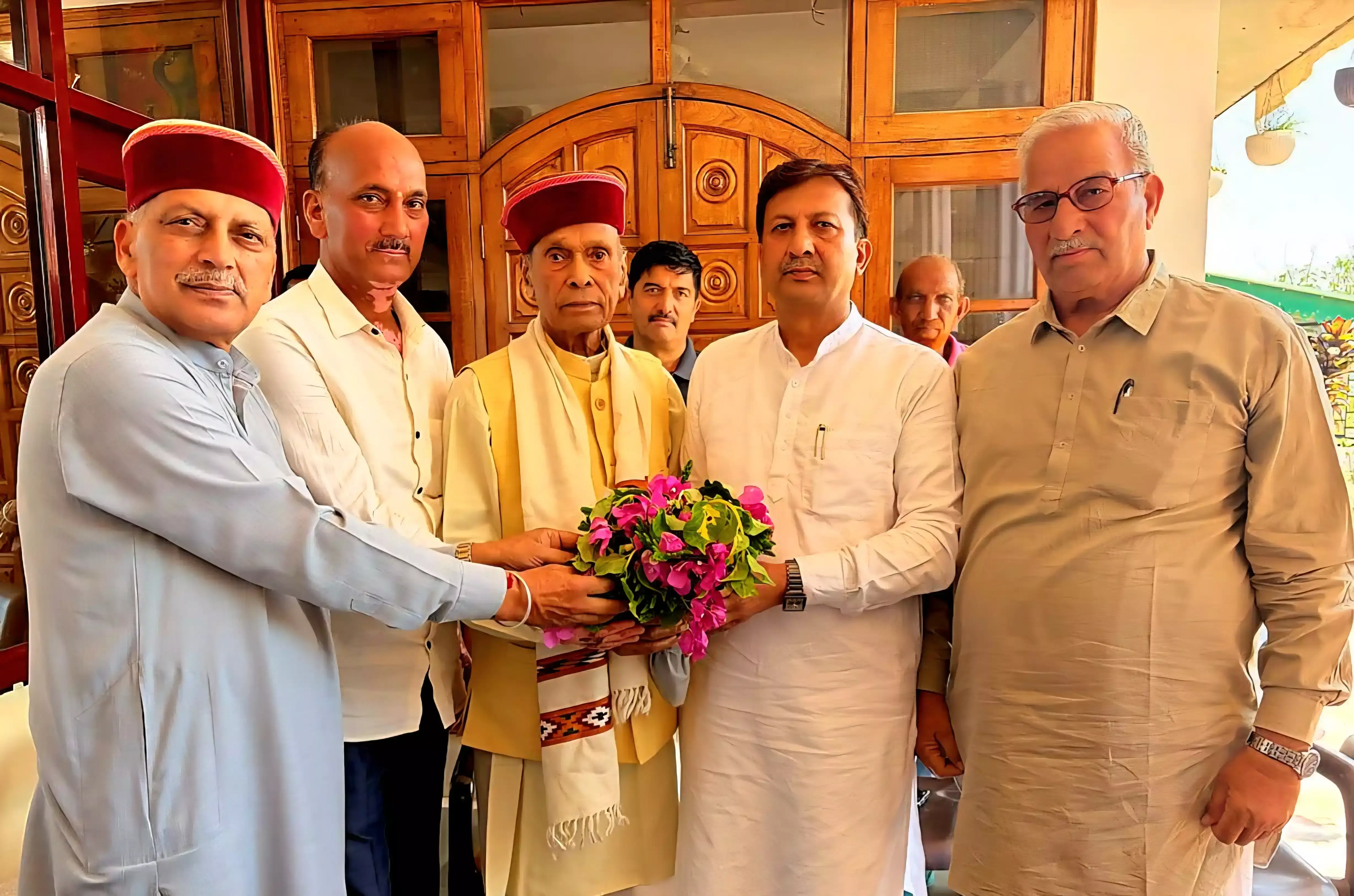 Hamirpur: सांसद डॉ. सिकंदर ने प्रो. धूमल से मुलाकात कर हालचाल जाना Hamirpur: सांसद डॉ. सिकंदर ने प्रो. धूमल से मुलाकात कर हालचाल जाना