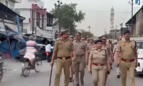 बकरीद से पहले नोएडा में पुलिस का फ्लैग मार्च, संवेदनशील इलाकों में बढ़ाई गई निगरानी बकरीद से पहले नोएडा में पुलिस का फ्लैग मार्च, संवेदनशील इलाकों में बढ़ाई गई निगरानी
