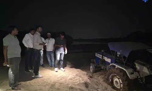 अवैध रेत भण्डारण पर प्रशासन की छापेमारी, 88 ट्रेक्टर रेत जब्त