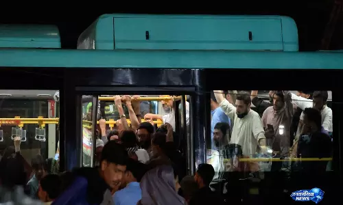 Pakistan में ईद की भीड़ के कारण परिवहन व्यवस्था ठप, यात्री घंटों तक फंसे रहे Pakistan में ईद की भीड़ के कारण परिवहन व्यवस्था ठप, यात्री घंटों तक फंसे रहे