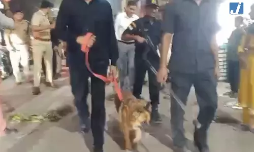 बकरीद से पहले मथुरा में पुलिस का फ्लैग मार्च, शांति और सुरक्षा व्यवस्था कड़ी बकरीद से पहले मथुरा में पुलिस का फ्लैग मार्च, शांति और सुरक्षा व्यवस्था कड़ी