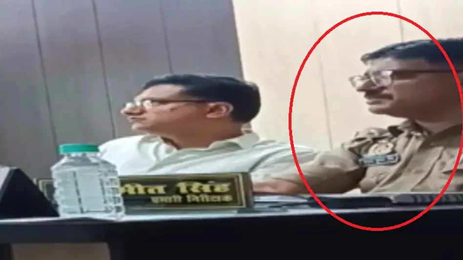 पुलिस अधिकारी का विवादित सुझाव, जवानों से कहा - बवाल होने दो और देखते रहो दूर में खड़े होकर पुलिस अधिकारी का विवादित सुझाव, जवानों से कहा - बवाल होने दो और देखते रहो दूर में खड़े होकर