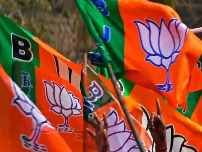 बीजेपी से हरी झंडी मिलने का इंतजार, ममता को छोड़ 50 विधायक और 20 सांसद होंगे शामिल बीजेपी से हरी झंडी मिलने का इंतजार, ममता को छोड़ 50 विधायक और 20 सांसद होंगे शामिल