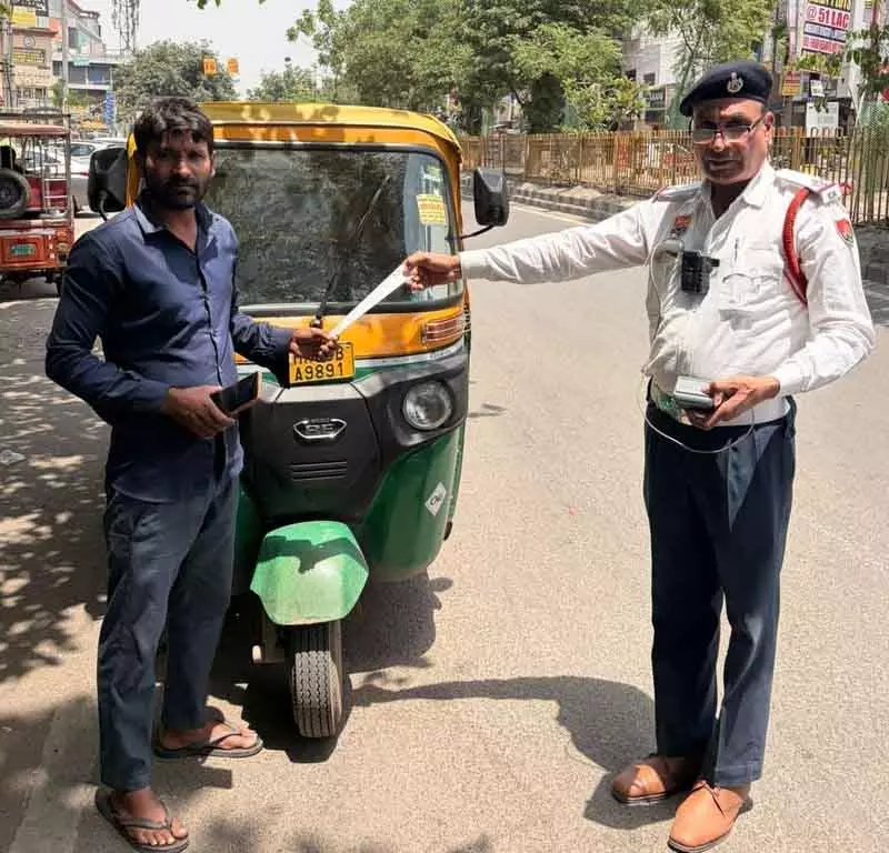 Gurugram वर्दी न पहनने पर ऑटो, टैक्सी ड्राइवरों के 1,977 चालान काटे गए Gurugram वर्दी न पहनने पर ऑटो, टैक्सी ड्राइवरों के 1,977 चालान काटे गए