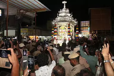Tamil Nadu : नेल्लैयापर-कंदिमथियाम्मन मंदिर में चांदी रथ पर पंचमूर्तियों की भव्य यात्रा Tamil Nadu : नेल्लैयापर-कंदिमथियाम्मन मंदिर में चांदी रथ पर पंचमूर्तियों की भव्य यात्रा
