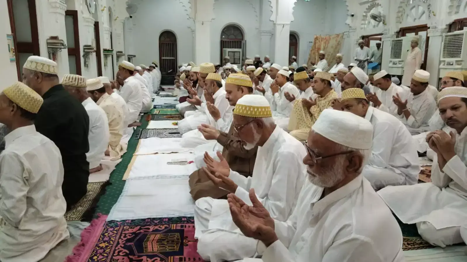 Udaipur: ईद-उल-अजहा पर बोहरा समुदाय ने अदा की नमाज Udaipur: ईद-उल-अजहा पर बोहरा समुदाय ने अदा की नमाज
