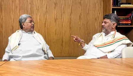 ब्रेकफास्ट डिप्लोमेसी: कर्नाटक में नेतृत्व परिवर्तन की अटकलों के बीच मिलेंगे सिद्दारमैया और डीके शिवकुमार ब्रेकफास्ट डिप्लोमेसी: कर्नाटक में नेतृत्व परिवर्तन की अटकलों के बीच मिलेंगे सिद्दारमैया और डीके शिवकुमार