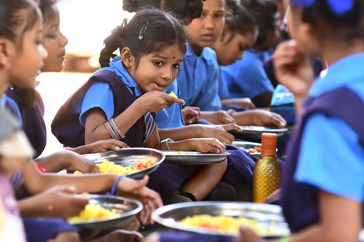 Mumbai: मिड-डे मील मामले में जांच तेज, सरकार ने गठित की कमेटी Mumbai: मिड-डे मील मामले में जांच तेज, सरकार ने गठित की कमेटी