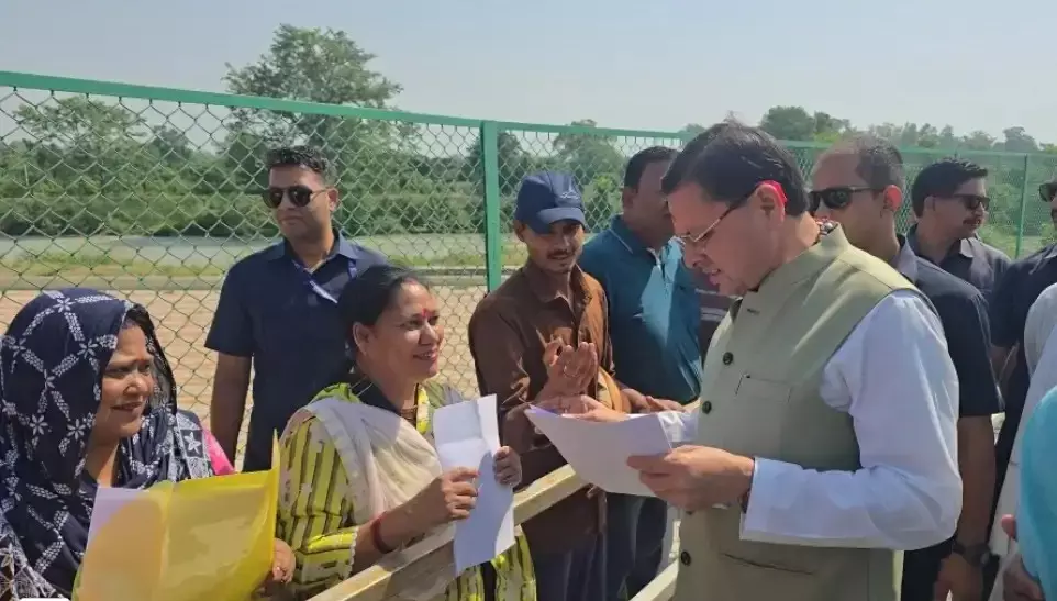 Khatima: मुख्यमंत्री ने हेलीपैड पर जनसुनवाई कर अधिकारियों को दिए आदेश Khatima: मुख्यमंत्री ने हेलीपैड पर जनसुनवाई कर अधिकारियों को दिए आदेश