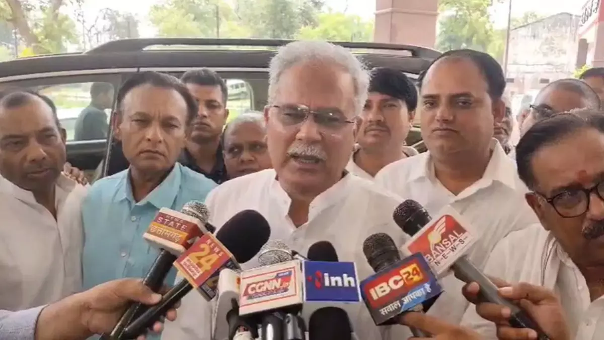 बागेश्वर बाबा से भूपेश बघेल ने की मांग, पेट्रोल-डीजल के बढ़ते दाम भी कम कराकर दिखाएं बागेश्वर बाबा से भूपेश बघेल ने की मांग, पेट्रोल-डीजल के बढ़ते दाम भी कम कराकर दिखाएं