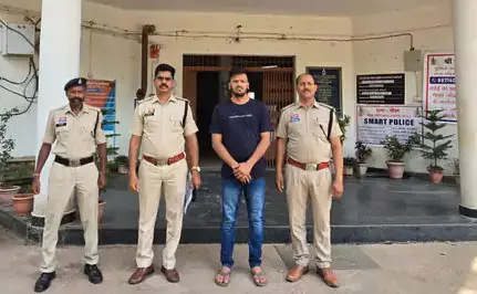 बैंक कर्मचारी गिरफ्तार, किसान से साढ़े 9 लाख की किया था ठगी बैंक कर्मचारी गिरफ्तार, किसान से साढ़े 9 लाख की किया था ठगी