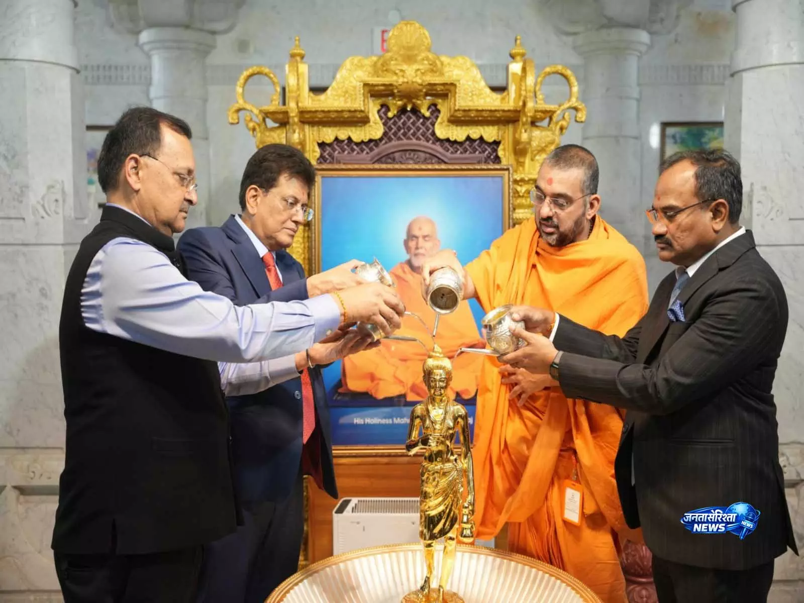 Canada: पीयूष गोयल ने टोरंटो स्थित BAPS स्वामीनारायण मंदिर में पूजा-अर्चना की Canada: पीयूष गोयल ने टोरंटो स्थित BAPS स्वामीनारायण मंदिर में पूजा-अर्चना की