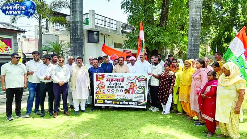पेट्रोल के रेट बढ़ाने पर कांग्रेस का जोरदार प्रदर्शन पेट्रोल के रेट बढ़ाने पर कांग्रेस का जोरदार प्रदर्शन