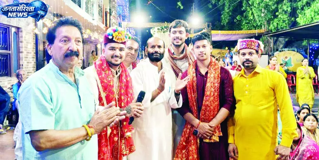 गौरव, सौरव-विशाल की भेंटों पर झूमें श्रद्धालु गौरव, सौरव-विशाल की भेंटों पर झूमें श्रद्धालु