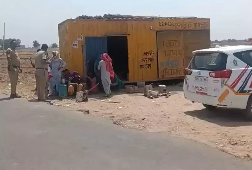 Rewari: शराब ठेका हटाने की मांग को लेकर महिलाओं का प्रदर्शन Rewari: शराब ठेका हटाने की मांग को लेकर महिलाओं का प्रदर्शन