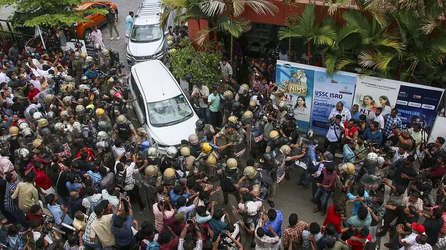 ED छापेमारी के बाद विपक्षी एकजुटता दिखी, DMK और AAP ने CPI(M) का समर्थन किया ED छापेमारी के बाद विपक्षी एकजुटता दिखी, DMK और AAP ने CPI(M) का समर्थन किया