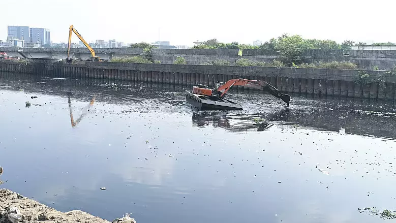 मानसून से पहले Mumbai में नालों की सफाई तेज मानसून से पहले Mumbai में नालों की सफाई तेज