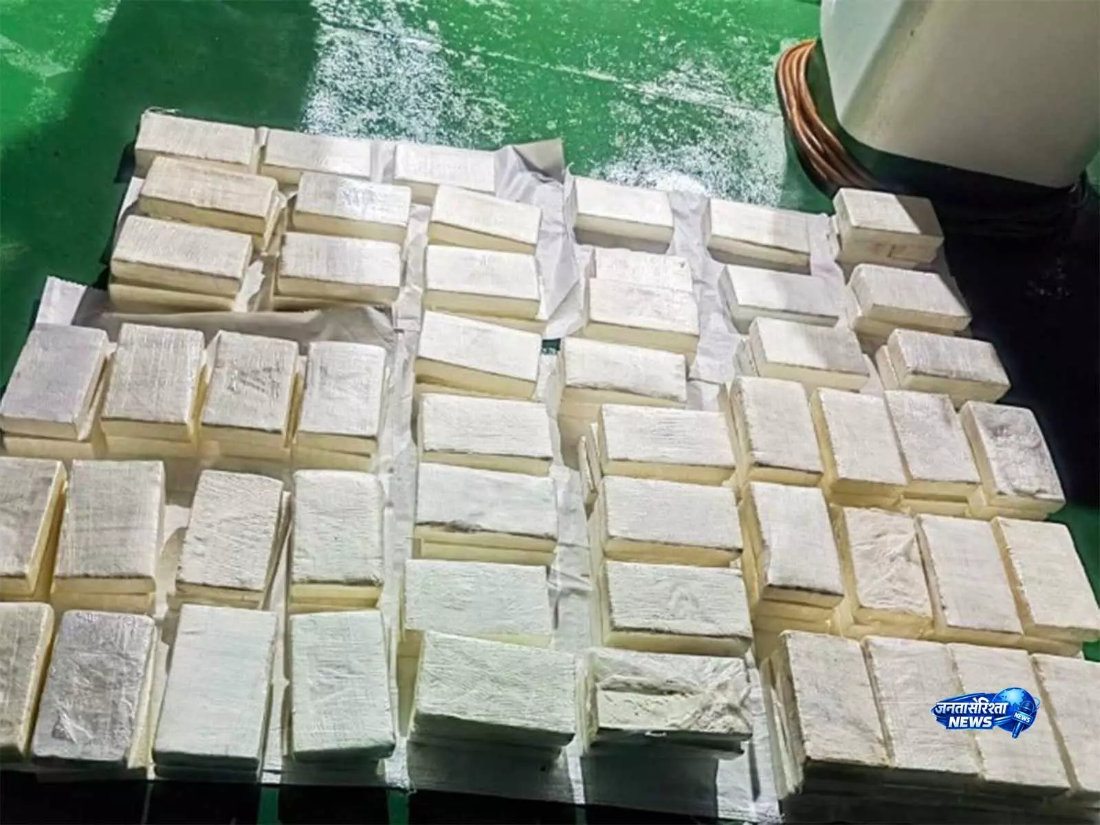 Mundra Port के पास बड़ी कार्रवाई, 115 किलो कोकीन जब्त Mundra Port के पास बड़ी कार्रवाई, 115 किलो कोकीन जब्त