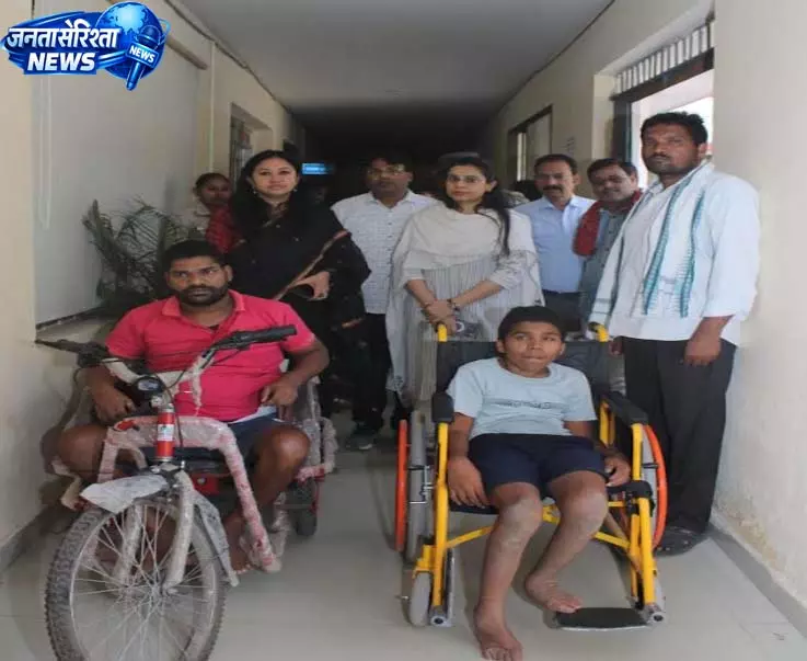 जनदर्शन में कलेक्टर के हाथों दिव्यांगों को मिला ट्राईसाइकिल और व्हीलचेयर जनदर्शन में कलेक्टर के हाथों दिव्यांगों को मिला ट्राईसाइकिल और व्हीलचेयर