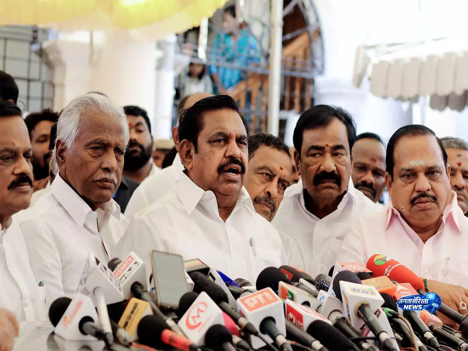 AIADMK में सुलह की संभावना तेज, गुटों ने वापस लीं आपसी याचिकाएं AIADMK में सुलह की संभावना तेज, गुटों ने वापस लीं आपसी याचिकाएं
