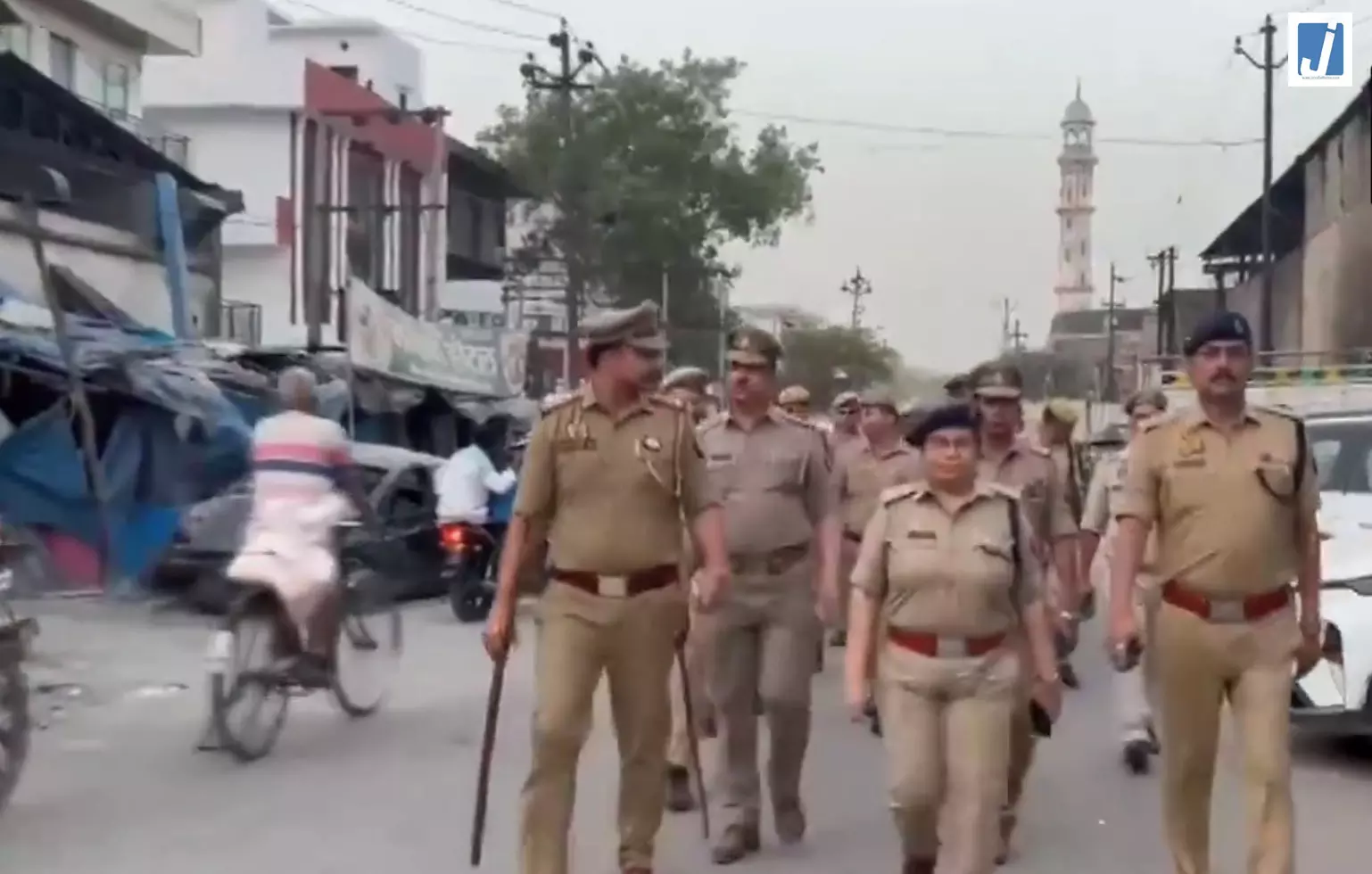 बकरीद से पहले नोएडा में पुलिस का फ्लैग मार्च, संवेदनशील इलाकों में बढ़ाई गई निगरानी बकरीद से पहले नोएडा में पुलिस का फ्लैग मार्च, संवेदनशील इलाकों में बढ़ाई गई निगरानी