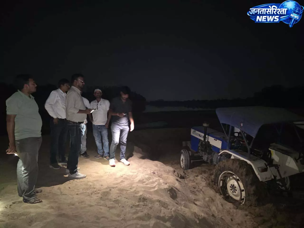 अवैध रेत भण्डारण पर प्रशासन की छापेमारी, 88 ट्रेक्टर रेत जब्त अवैध रेत भण्डारण पर प्रशासन की छापेमारी, 88 ट्रेक्टर रेत जब्त