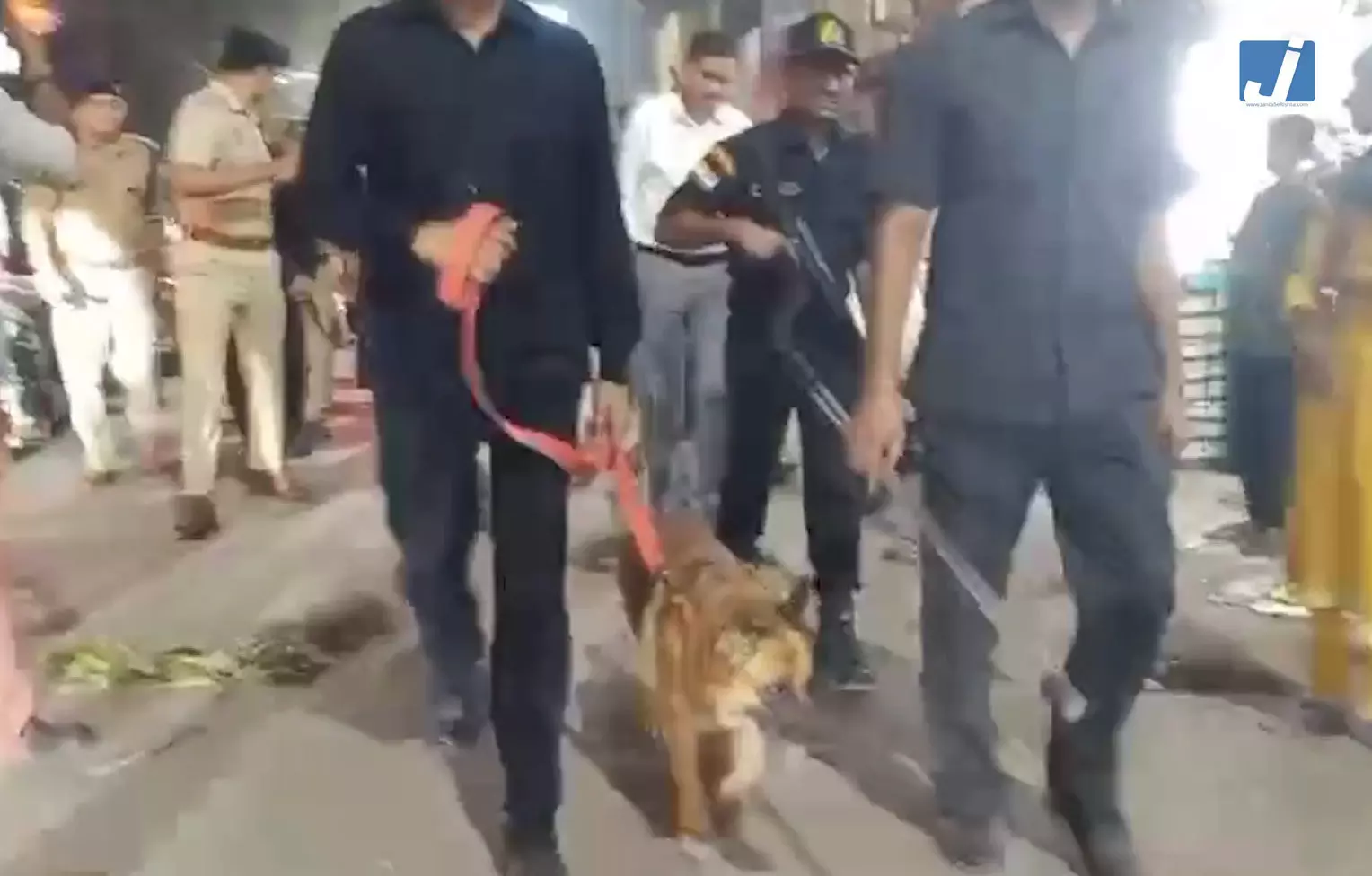 बकरीद से पहले मथुरा में पुलिस का फ्लैग मार्च, शांति और सुरक्षा व्यवस्था कड़ी बकरीद से पहले मथुरा में पुलिस का फ्लैग मार्च, शांति और सुरक्षा व्यवस्था कड़ी