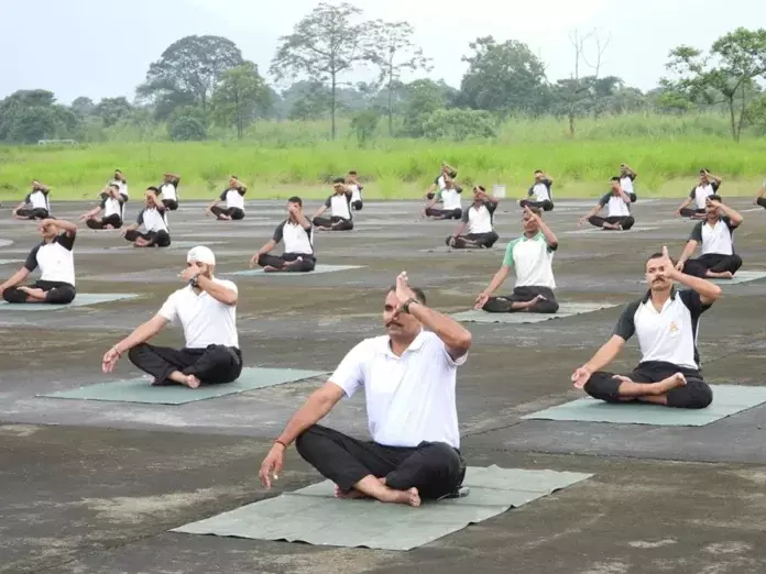 Arunachal: भारतीय सेना ने योग सत्र आयोजित किया Arunachal: भारतीय सेना ने योग सत्र आयोजित किया