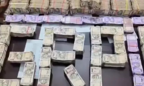 1 करोड़ 22 लाख कैश के साथ ट्रेन यात्री गिरफ्तार, हवाला रकम बताया जा रहा 1 करोड़ 22 लाख कैश के साथ ट्रेन यात्री गिरफ्तार, हवाला रकम बताया जा रहा