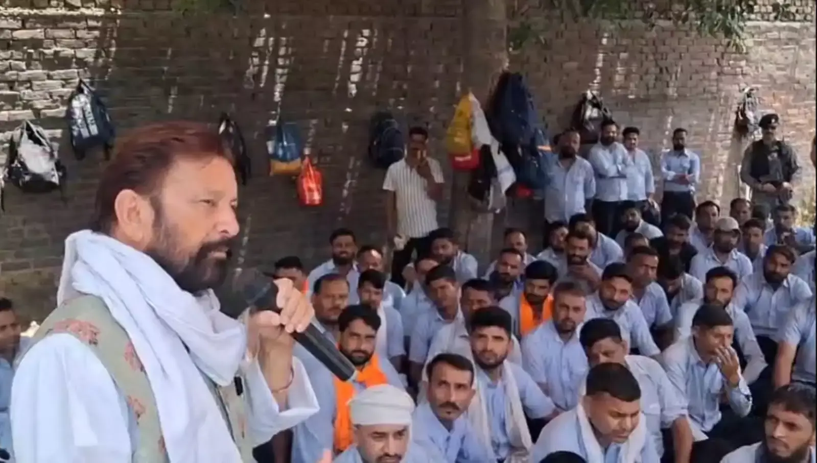 Kathua: पूर्व मंत्री ने गोदरेज फैक्ट्री विवाद में मजदूरों का समर्थन किया Kathua: पूर्व मंत्री ने गोदरेज फैक्ट्री विवाद में मजदूरों का समर्थन किया