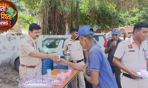Rewari पुलिस ने बढ़ते तापमान के बीच यात्रियों को राहत दी Rewari पुलिस ने बढ़ते तापमान के बीच यात्रियों को राहत दी
