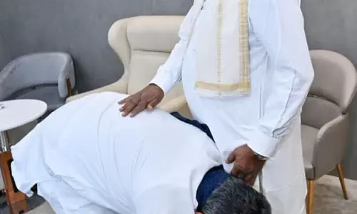 सिद्धारमैया से आशीर्वाद लेते दिखे DK शिवकुमार सिद्धारमैया से आशीर्वाद लेते दिखे DK शिवकुमार