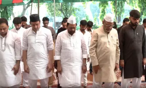 लखनऊ और फिरोजाबाद में शांतिपूर्ण तरीके से मनाई जा रही बकरीद, मुख्तार अब्बास नकवी ने भी पढ़ी नमाज लखनऊ और फिरोजाबाद में शांतिपूर्ण तरीके से मनाई जा रही बकरीद, मुख्तार अब्बास नकवी ने भी पढ़ी नमाज