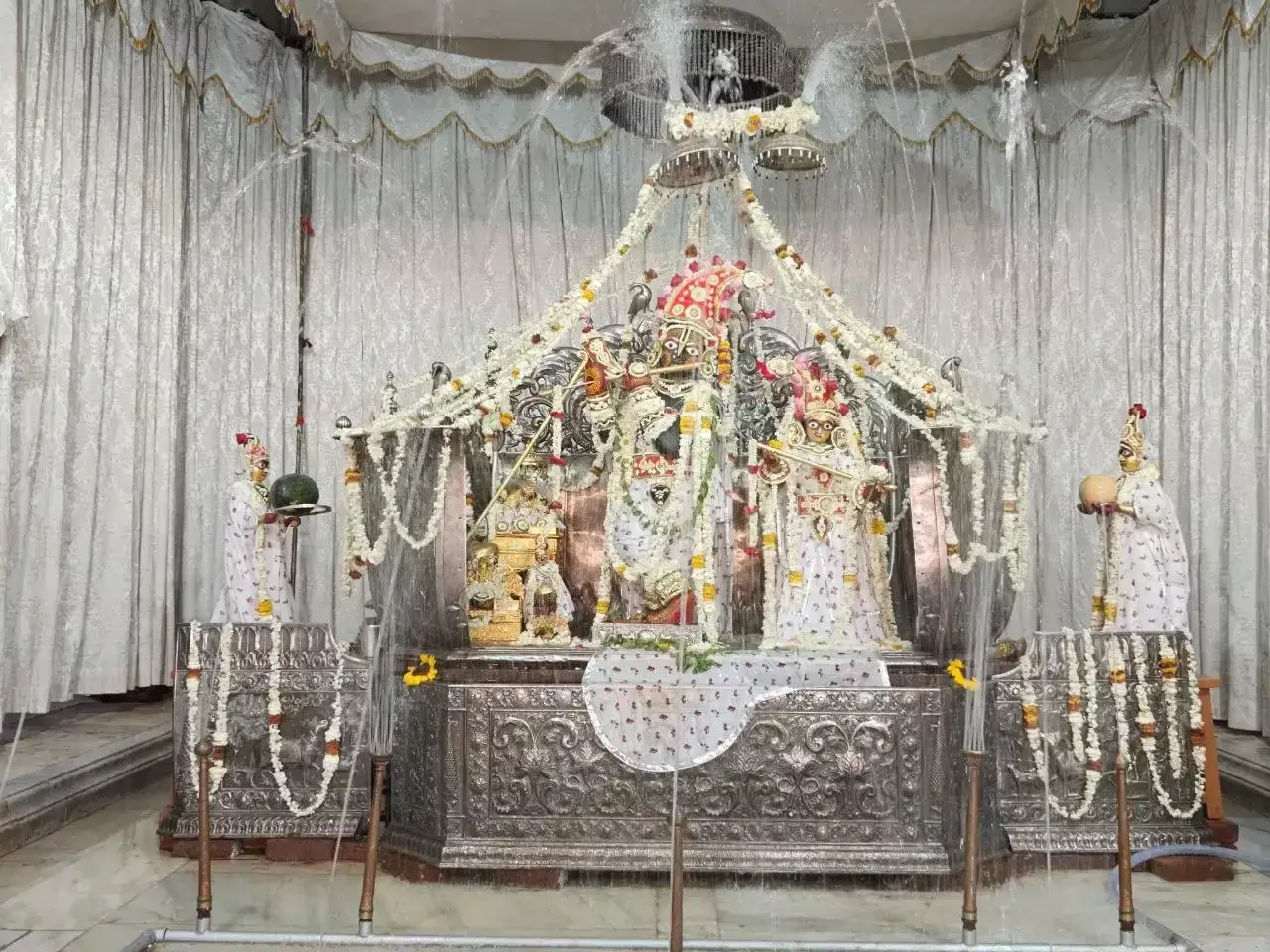 Jaipur: 1100 किलो आम की झांकी और जलविहार ने खींचा श्रद्धालुओं का ध्यान Jaipur: 1100 किलो आम की झांकी और जलविहार ने खींचा श्रद्धालुओं का ध्यान