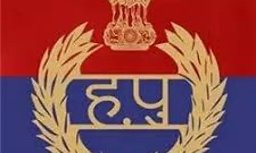 Gurugram: सड़क हादसे के दौरान वीडियो बना रहे युवक को पुलिस ने मारा थप्पड़ Gurugram: सड़क हादसे के दौरान वीडियो बना रहे युवक को पुलिस ने मारा थप्पड़