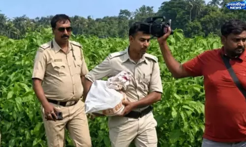 Bengal: चेयरमैन के खेत से 2.24 करोड़ कैश बरामद Bengal: चेयरमैन के खेत से 2.24 करोड़ कैश बरामद