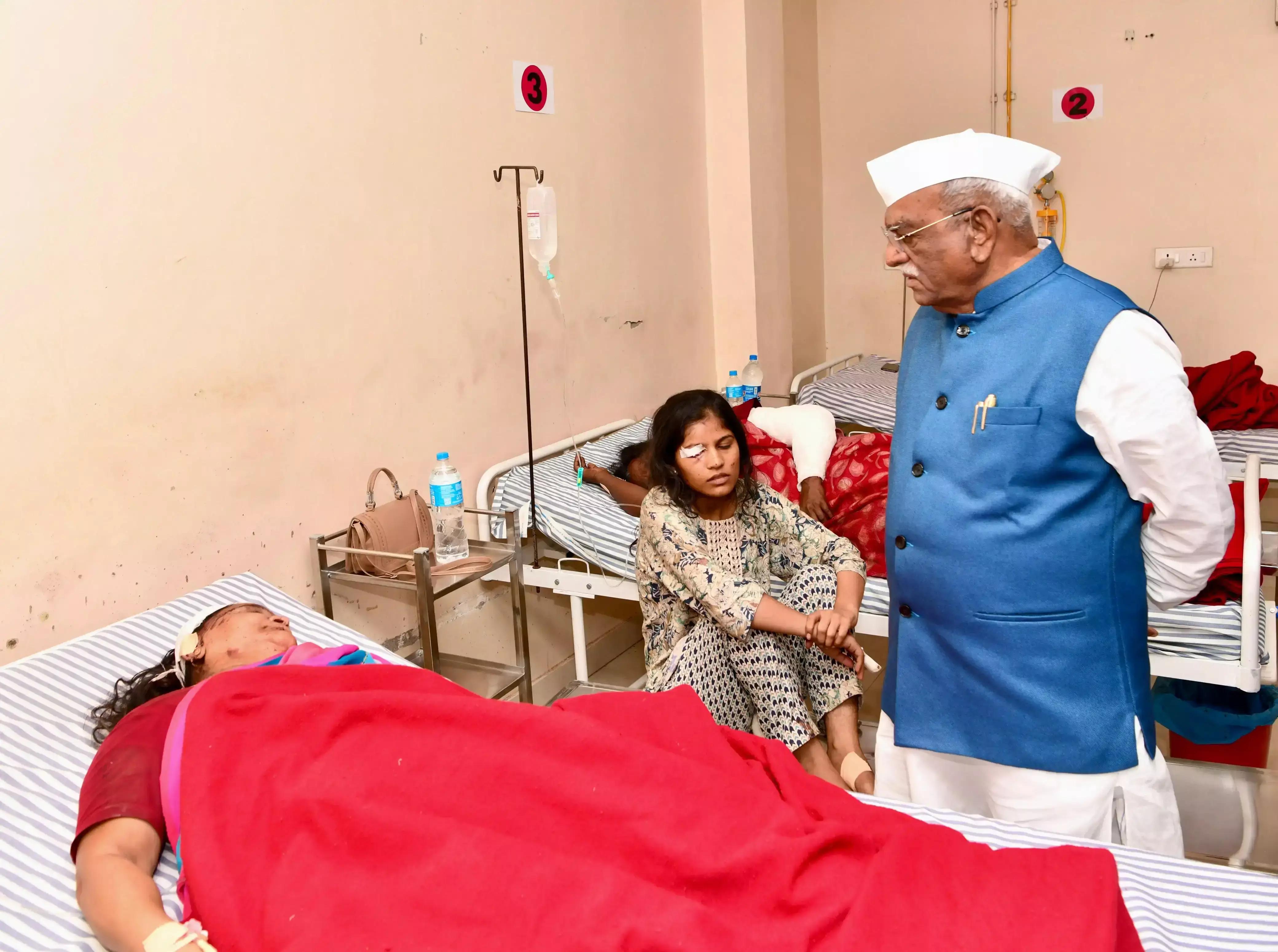 Jaipur: राज्यपाल ने अस्पताल में भर्ती घायलों से की मुलाकात Jaipur: राज्यपाल ने अस्पताल में भर्ती घायलों से की मुलाकात