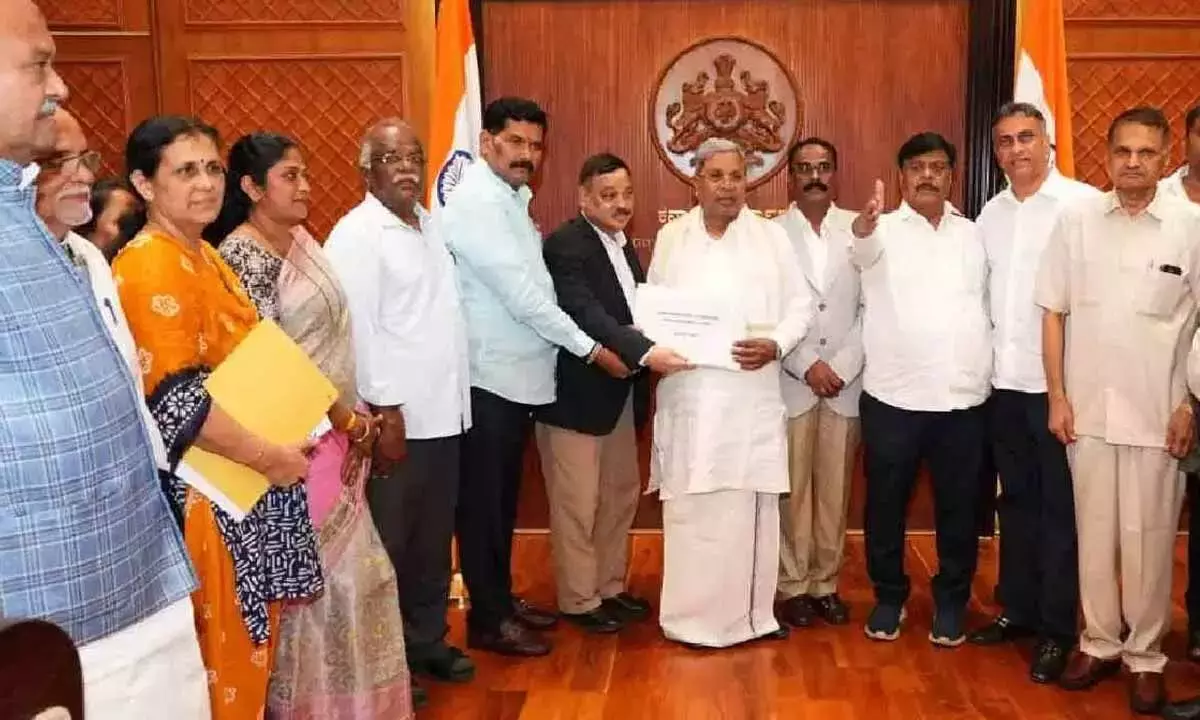 Karnataka जाति जनगणना रिपोर्ट सिद्धारमैया को सौंपी गई