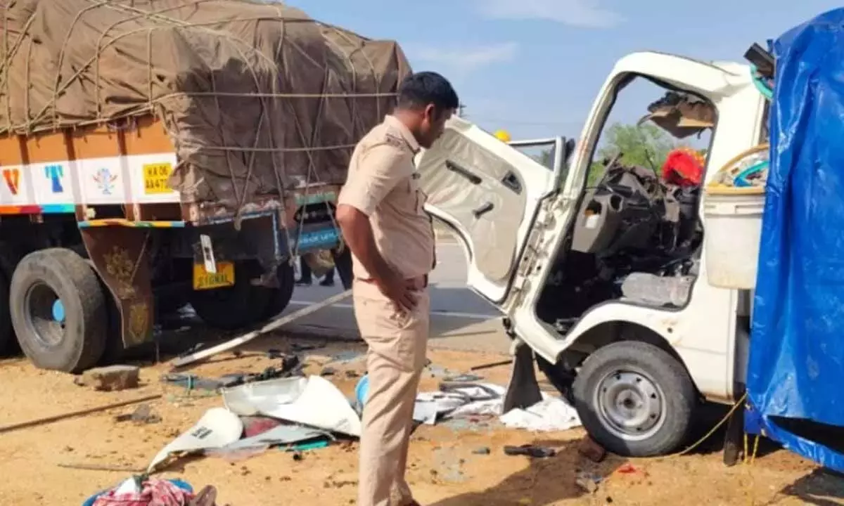 Karnataka: खड़ी लॉरी से टकराने के बाद बोलेरो में सवार पाँच लोगों की मौत