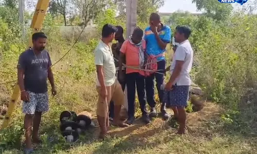Odisha : बिजली संकट पर गुस्सा फूटा, ग्रामीणों ने कर्मचारियों को खंभे से बांधा Odisha : बिजली संकट पर गुस्सा फूटा, ग्रामीणों ने कर्मचारियों को खंभे से बांधा