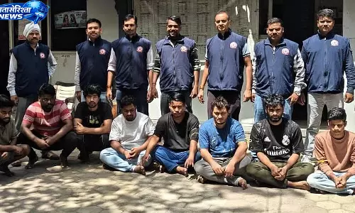 IPL मैच के दौरान ऑनलाइन सट्टेबाजी रैकेट का भंडाफोड़, लोग गिरफ्तार IPL मैच के दौरान ऑनलाइन सट्टेबाजी रैकेट का भंडाफोड़, लोग गिरफ्तार