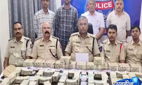 Secunderabad: देवगिरी एक्सप्रेस से यात्री के पास से 1.22 करोड़ रुपये का हवाला कैश बरामद Secunderabad: देवगिरी एक्सप्रेस से यात्री के पास से 1.22 करोड़ रुपये का हवाला कैश बरामद
